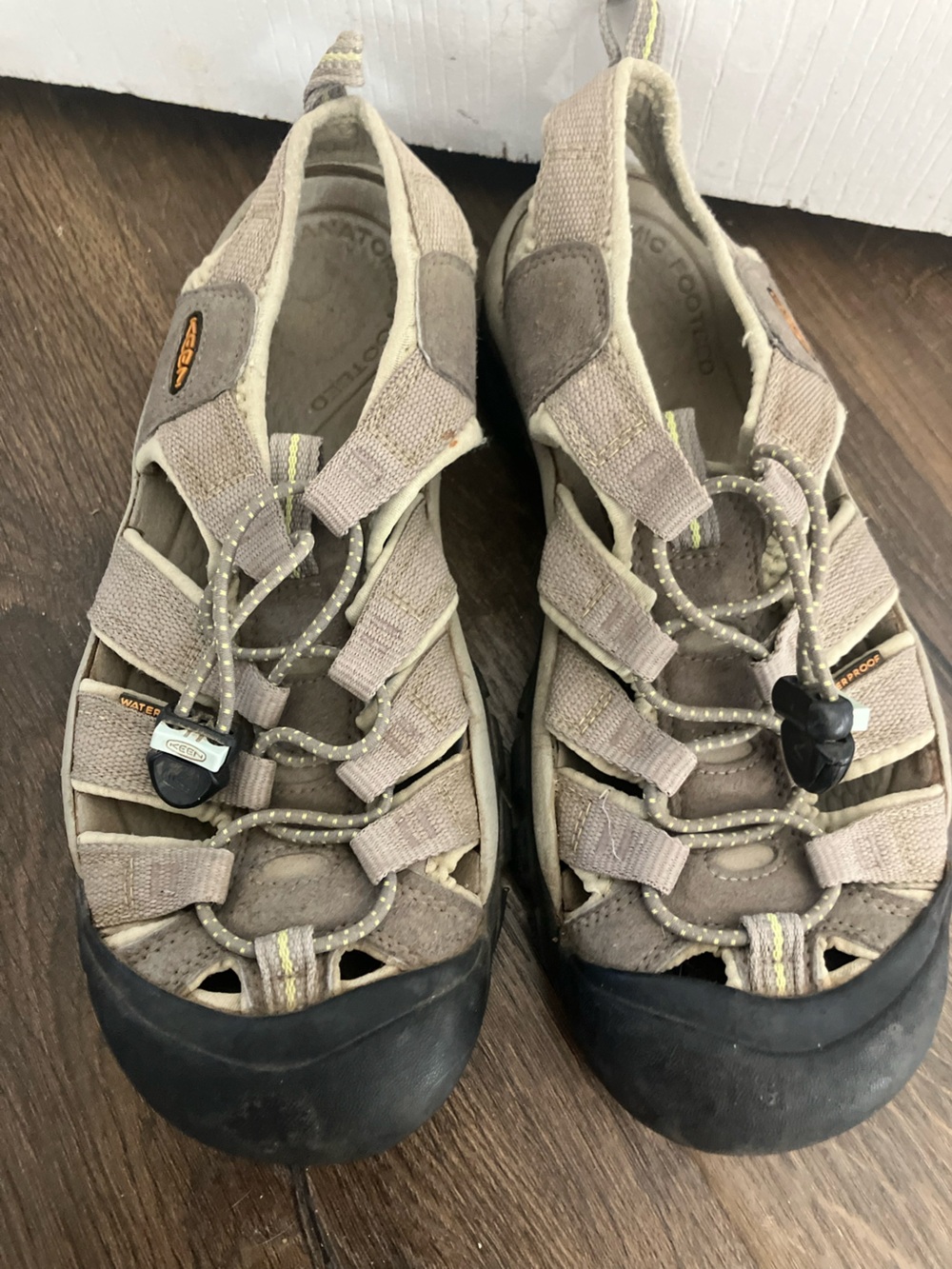 Keen Newport H2 Women’s Size 7 Waterproof Hiking Sport Sandal Shoes Tan/Black
